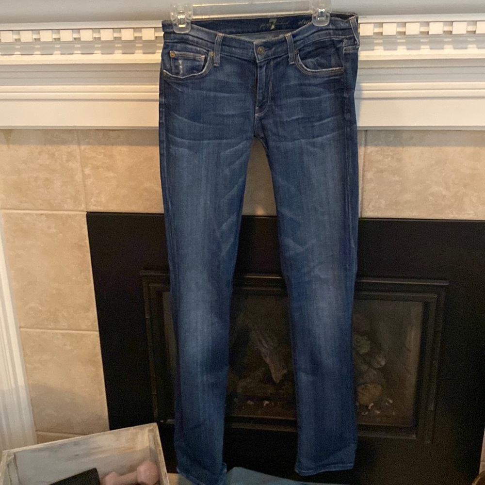 7 for all mankind barely worn straight leg jeans. In like new condition. Size 27